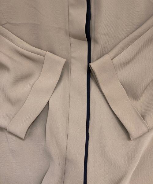 icB（アイシービー）icB (アイシービー) BackSatinAmunzen 5分袖バンドカラーブラウス ベージュ サイズ:Sの古着・服飾アイテム