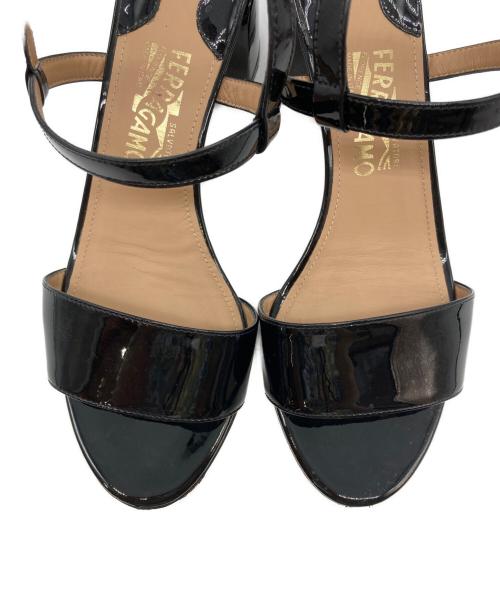 Salvatore Ferragamo（サルヴァトーレ フェラガモ）Salvatore Ferragamo (サルヴァトーレ フェラガモ) パテントレザーサンダル ブラック サイズ:SIZE 8の古着・服飾アイテム