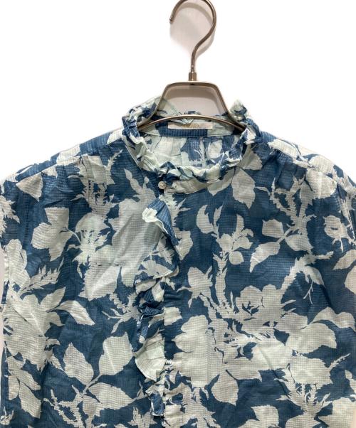 SOULEIADO（ソレイアード）SOULEIADO (ソレイアード) コットンリネンプリント フリルネックブラウス ブルー サイズ:36の古着・服飾アイテム
