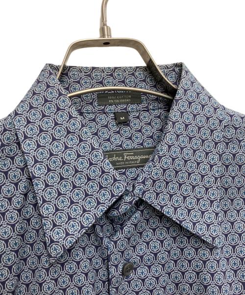 Salvatore Ferragamo（サルヴァトーレ フェラガモ）Salvatore Ferragamo (サルヴァトーレ フェラガモ) 総柄シャツ ネイビー サイズ:Mの古着・服飾アイテム