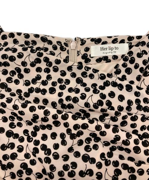 HER LIP TO（ハーリップトゥ）HER LIP TO (ハーリップトゥ) Cherry Pattern Cache-Coeur One-Piece ピンク サイズ:Mの古着・服飾アイテム