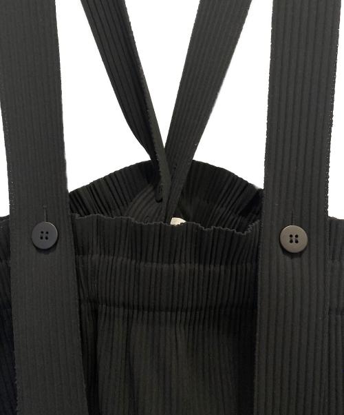 me ISSEY MIYAKE（ミーイッセイ ミヤケ）me ISSEY MIYAKE (ミーイッセイ ミヤケ) ショルダーストラップ付プリーツスカート ブラック サイズ:Freeの古着・服飾アイテム
