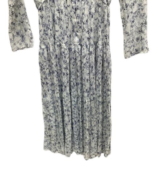 FRAY ID（フレイ アイディー）FRAY ID (フレイ アイディー) プリントプリーツラッフルワンピース ホワイト×ブルーの古着・服飾アイテム