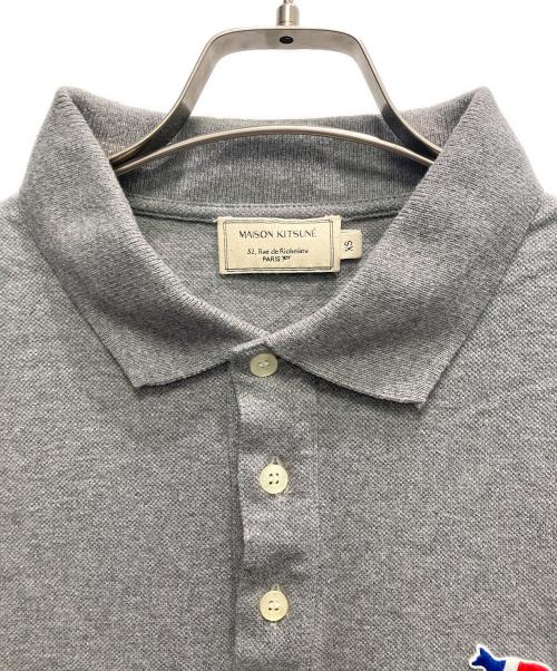 maison kitsune（メゾンキツネ）MAISON KITSUNE (メゾンキツネ) ポロシャツ グレー サイズ:XSの古着・服飾アイテム