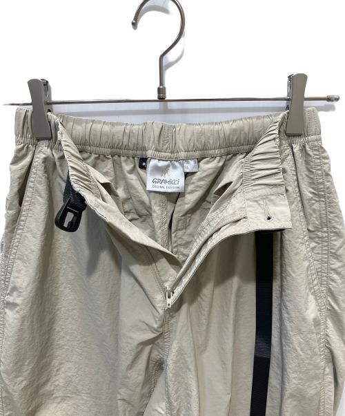 GRAMICCI（グラミチ）GRAMICCI (グラミチ) LOWERCASE NYLON TRACK PANT ベージュ サイズ:XSの古着・服飾アイテム