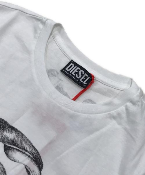 DIESEL（ディーゼル）DIESEL (ディーゼル) プリントTシャツ/クルーネックTシャツ ホワイト サイズ:Sの古着・服飾アイテム