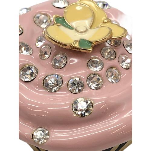 JUICY COUTURE（ジューシークチュール）JUICY COUTURE (ジューシークチュール) カップケーキモチーフキーホルダー ピンク ピンクの古着・服飾アイテム