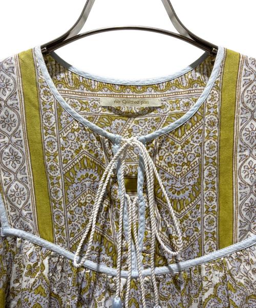 ne quittez pas（ヌキテパ）ne quittez pas (ヌキテパ) Naoko Hamajima Cotton Voile Arabesque Print Flare Sleeve Dress/プリントコットンワンピース マスタード サイズ:Mの古着・服飾アイテム
