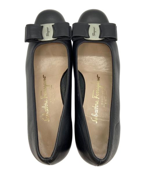 Salvatore Ferragamo（サルヴァトーレ フェラガモ）Salvatore Ferragamo (サルヴァトーレ フェラガモ) ヴェラリボンパンプス ブラック サイズ:5 1/2の古着・服飾アイテム