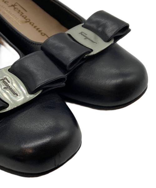Salvatore Ferragamo（サルヴァトーレ フェラガモ）Salvatore Ferragamo (サルヴァトーレ フェラガモ) ヴェラリボンパンプス ブラック サイズ:5 1/2の古着・服飾アイテム