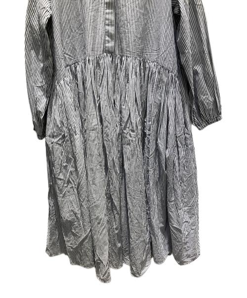 BEARDSLEY（ビアズリー）BEARDSLEY (ビアズリー) 先染めギャザーワンピース ホワイト×ネイビー サイズ:1の古着・服飾アイテム