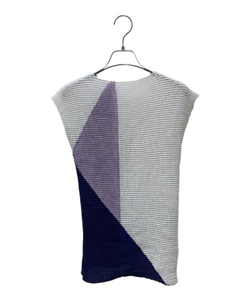 ISSEY MIYAKE（イッセイミヤケ）ISSEY MIYAKE (イッセイミヤケ) ノースリーブプリーツカットソー ホワイト サイズ:2の古着・服飾アイテム