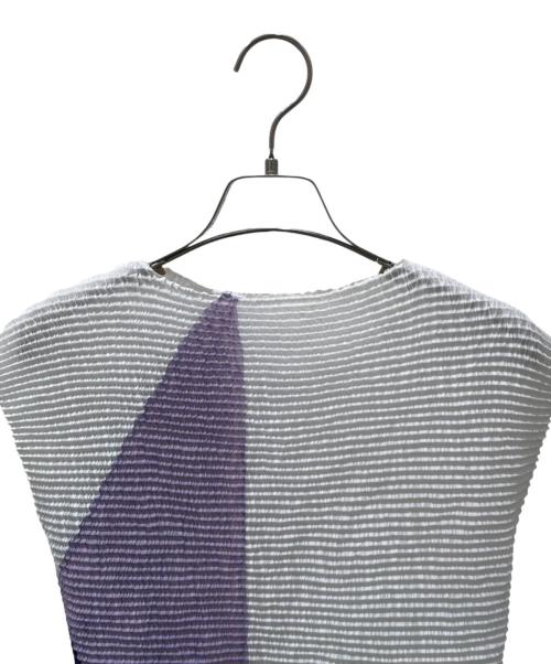 ISSEY MIYAKE（イッセイミヤケ）ISSEY MIYAKE (イッセイミヤケ) ノースリーブプリーツカットソー ホワイト サイズ:2の古着・服飾アイテム