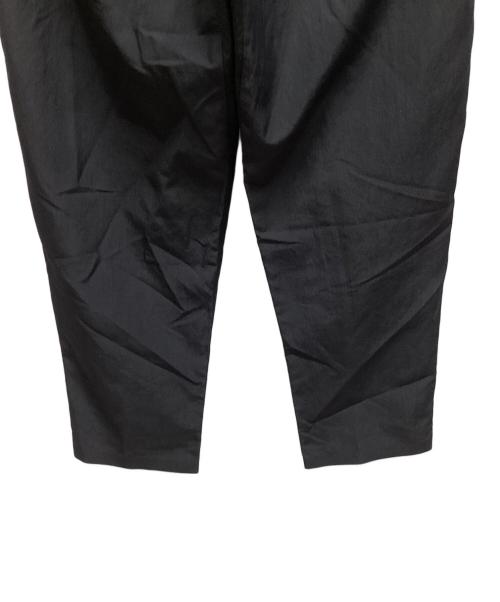 WHITE MOUNTAINEERING（ホワイトマウンテ二アニング）WHITE MOUNTAINEERING (ホワイトマウンテ二アニング) POLYESTER TAFFETA TAPERED EASY PANTS ブラック サイズ:2の古着・服飾アイテム