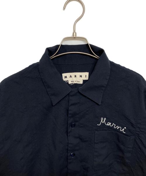 MARNI（マルニ）MARNI (マルニ) トロピカルウール ロゴエンブロイダリーショートスリーブシャツ ネイビー サイズ:50の古着・服飾アイテム