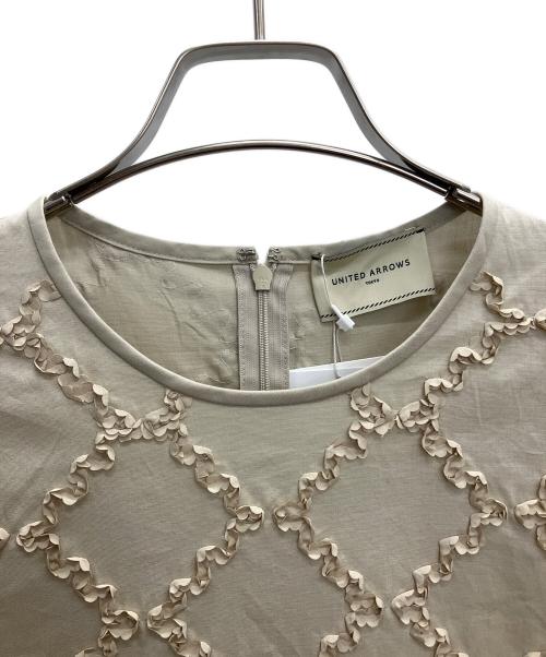 UNITED ARROWS（ユナイテッドアローズ）UNITED ARROWS (ユナイテッドアローズ) エンブロイダリー フリル トップス ベージュ サイズ:FREE 未使用品の古着・服飾アイテム