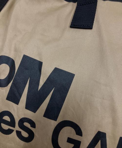 COMME des GARCONS（コムデギャルソン）COMME des GARCONS (コムデギャルソン) ロゴプリント ホリデーシーズン メッセージバッグ ベージュの古着・服飾アイテム