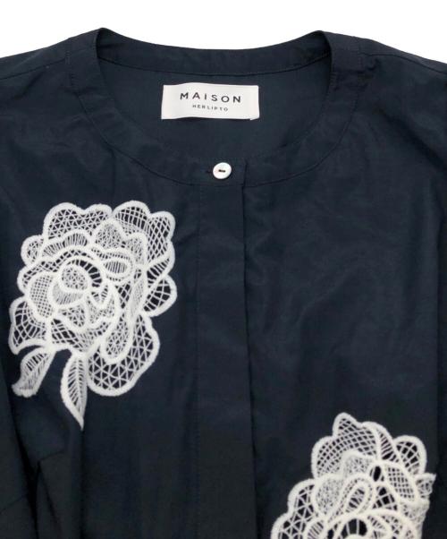 MAiSON HER LIP TO（メゾン ハーリップトゥ）MAiSON HER LIP TO (メゾン ハーリップトゥ) Rose Embroidered Dress ネイビー サイズ:SIZE Mの古着・服飾アイテム
