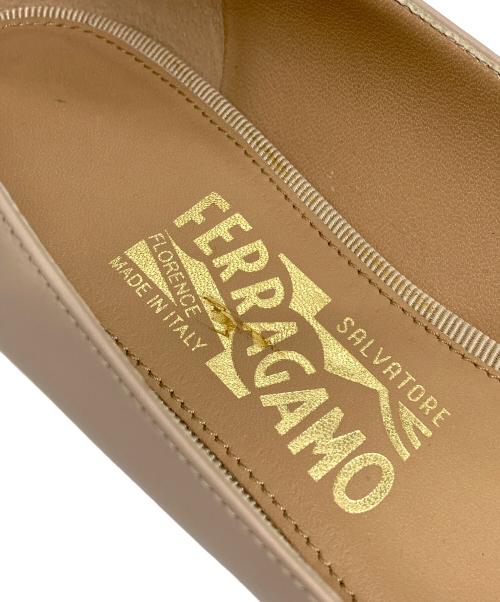 Salvatore Ferragamo（サルヴァトーレ フェラガモ）Salvatore Ferragamo (サルヴァトーレ フェラガモ) ヴァラリボン フラットパンプス ベージュ サイズ:6 Dの古着・服飾アイテム