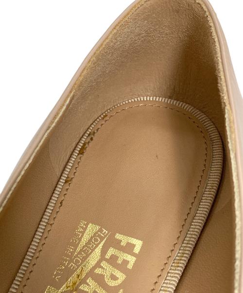 Salvatore Ferragamo（サルヴァトーレ フェラガモ）Salvatore Ferragamo (サルヴァトーレ フェラガモ) ヴァラリボン フラットパンプス ベージュ サイズ:6 Dの古着・服飾アイテム