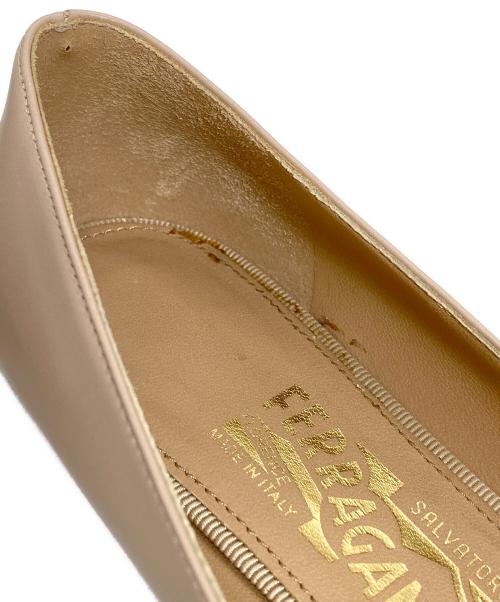 Salvatore Ferragamo（サルヴァトーレ フェラガモ）Salvatore Ferragamo (サルヴァトーレ フェラガモ) ヴァラリボン フラットパンプス ベージュ サイズ:6 Dの古着・服飾アイテム