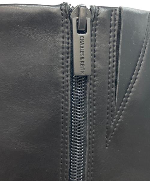 CHARLES & KEITH（チャールズアンドキース）CHARLES & KEITH (チャールズアンドキース) ルーイ ブロックヒールロングブーツ ブラック サイズ:37の古着・服飾アイテム