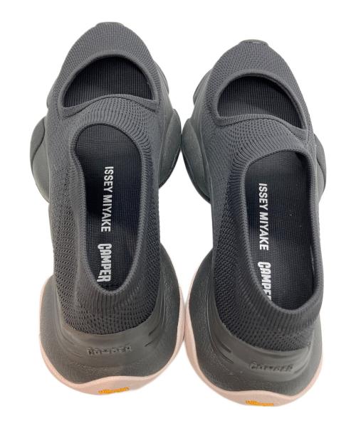 ISSEY MIYAKE（イッセイミヤケ）ISSEY MIYAKE (イッセイミヤケ) CAMPER (カンペール) カーストフィンチ カジュアルシューズ グレー サイズ:35の古着・服飾アイテム