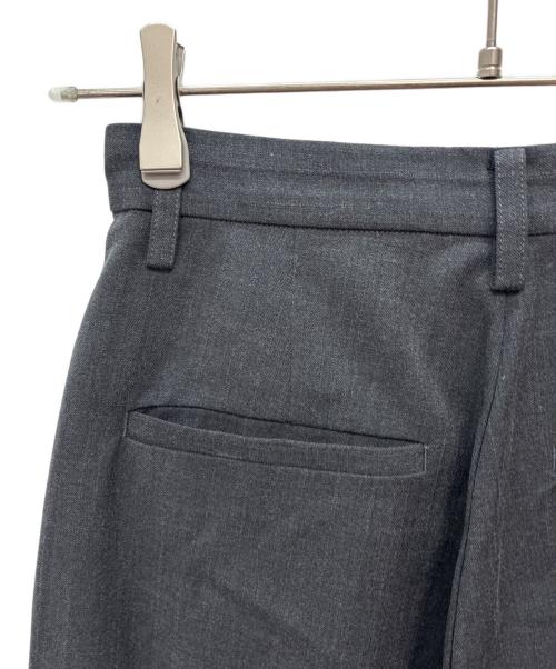 CLANE（クラネ）CLANE (クラネ) MINAMI TANAKA TUCK HERRINGBONE SLACKS チャコールグレー サイズ:SIZE 1の古着・服飾アイテム