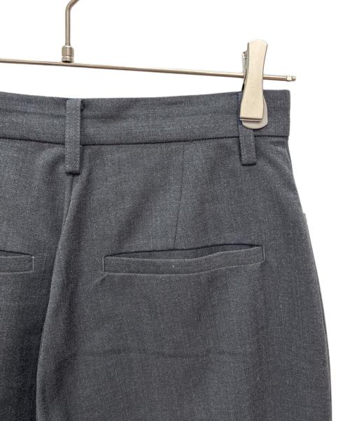 CLANE（クラネ）CLANE (クラネ) MINAMI TANAKA TUCK HERRINGBONE SLACKS チャコールグレー サイズ:SIZE 1の古着・服飾アイテム