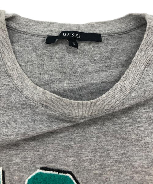GUCCI（グッチ）GUCCI (グッチ) ワッペンアーチロゴTシャツ グレー サイズ:Sの古着・服飾アイテム