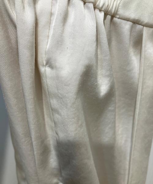 YORI（ヨリ）yori (ヨリ) サテンワイドパンツ ホワイト サイズ:34の古着・服飾アイテム
