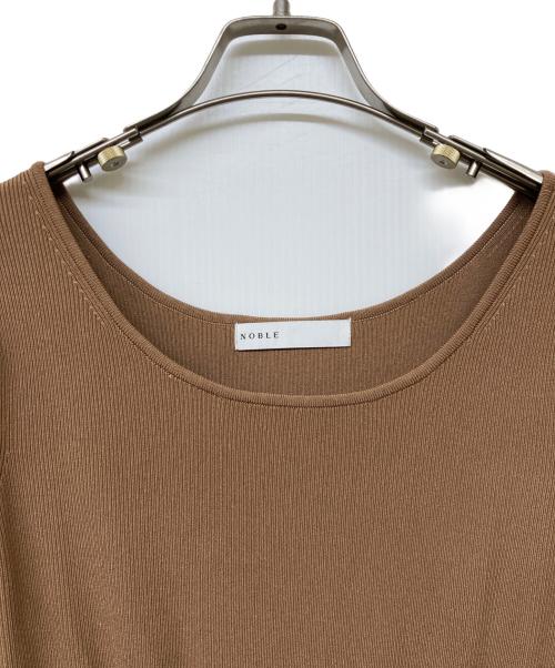 Noble（ノーブル）Noble (ノーブル) デコルテネックフィット&フレアニットワンピース ブラウン サイズ:Freeの古着・服飾アイテム