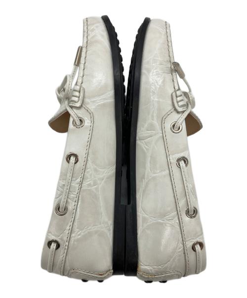 TOD'S（トッズ）TOD'S (トッズ) クロコ型押しリボン ドライビングシューズ ホワイト サイズ:SIZE34 1/2の古着・服飾アイテム
