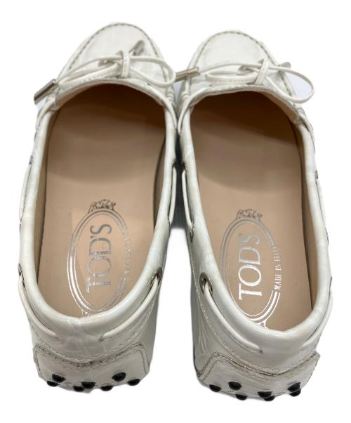 TOD'S（トッズ）TOD'S (トッズ) クロコ型押しリボン ドライビングシューズ ホワイト サイズ:SIZE34 1/2の古着・服飾アイテム