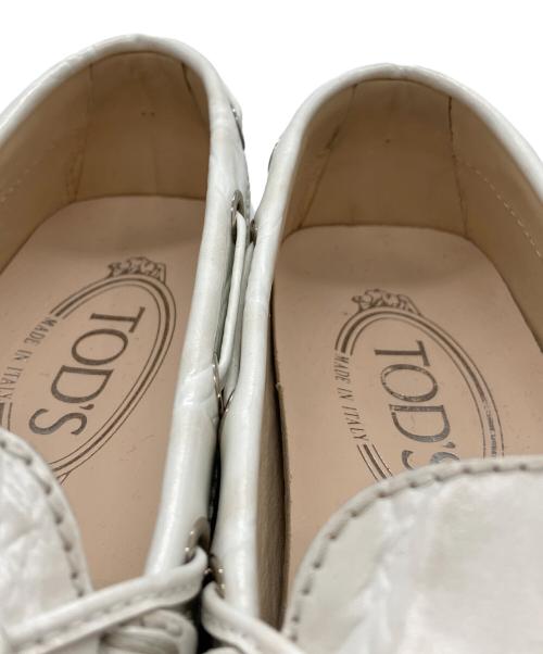 TOD'S（トッズ）TOD'S (トッズ) クロコ型押しリボン ドライビングシューズ ホワイト サイズ:SIZE34 1/2の古着・服飾アイテム