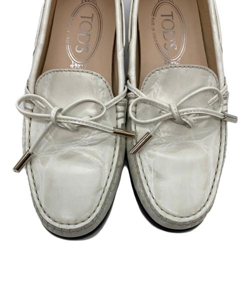 TOD'S（トッズ）TOD'S (トッズ) クロコ型押しリボン ドライビングシューズ ホワイト サイズ:SIZE34 1/2の古着・服飾アイテム