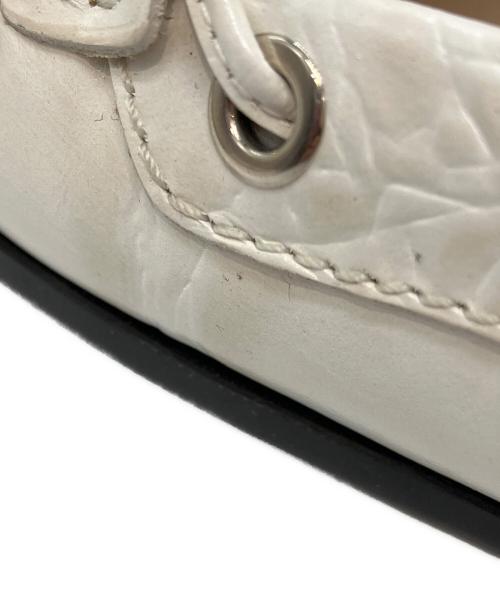 TOD'S（トッズ）TOD'S (トッズ) クロコ型押しリボン ドライビングシューズ ホワイト サイズ:SIZE34 1/2の古着・服飾アイテム