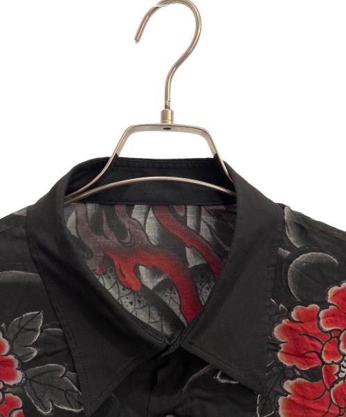 WILDSIDE YOHJI YAMAMOTO（ワイルドサイド ヨウジ ヤマモト）WILDSIDE YOHJI YAMAMOTO (ワイルドサイド ヨウジ ヤマモト) 龍が如くスタジオ Rayon Shirt(花髑髏) ブラック×レッド サイズ:3の古着・服飾アイテム