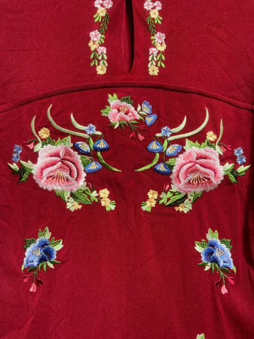 VIVIENNE TAM（ヴィヴィアンタム）VIVIENNE TAM (ヴィヴィアンタム) Multi flower embroidery on stretch net ブラウス レッド サイズ:40の古着・服飾アイテム