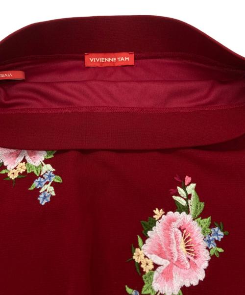 VIVIENNE TAM（ヴィヴィアンタム）VIVIENNE TAM (ヴィヴィアンタム) Multi flower embroidery on stretch net スカート レッド サイズ:40の古着・服飾アイテム