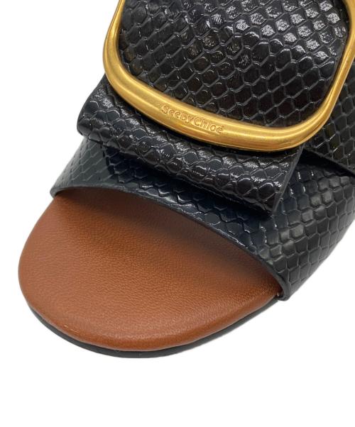 SEE BY CHLOE（シーバイクロエ）SEE BY CHLOE (シーバイクロエ) ホッパー スネークエンボス ブロックヒール サンダル ブラック サイズ:37の古着・服飾アイテム
