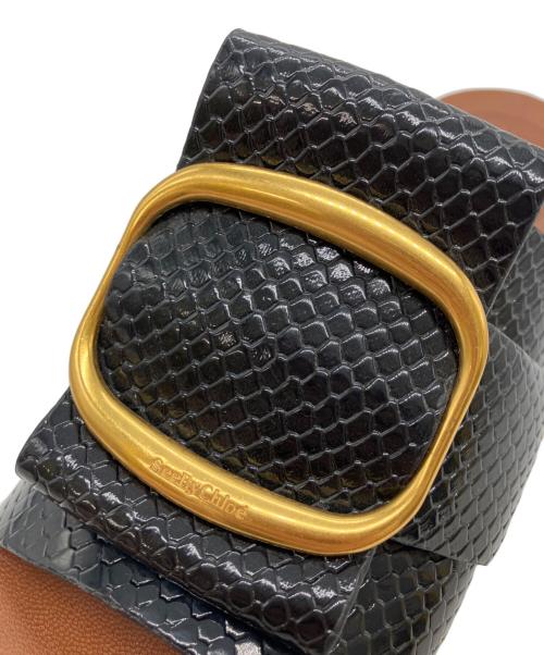 SEE BY CHLOE（シーバイクロエ）SEE BY CHLOE (シーバイクロエ) ホッパー スネークエンボス ブロックヒール サンダル ブラック サイズ:37の古着・服飾アイテム