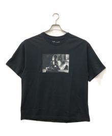 MINEDENIM×AMY WINEHOUSE（マインデニム×アイミー・ワインハウス）の古着「"Lean" On A Car" Photo S/S Tee」｜ブラック