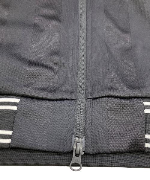 F.C.R.B.（エフシーレアルブリストル）F.C.R.B. (エフシーレアルブリストル) Carhartt WIP (カーハート ワーク イン プログレス) VARSITY TRACK JACKET ブラック×アイボリー サイズ:Mの古着・服飾アイテム