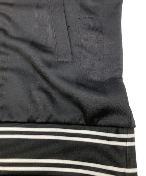 F.C.R.B.（エフシーレアルブリストル）F.C.R.B. (エフシーレアルブリストル) Carhartt WIP (カーハート ワーク イン プログレス) VARSITY TRACK JACKET ブラック×アイボリー サイズ:Mの古着・服飾アイテム