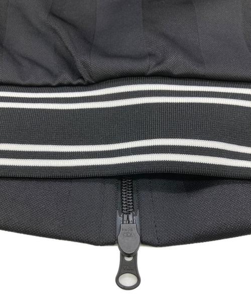 F.C.R.B.（エフシーレアルブリストル）F.C.R.B. (エフシーレアルブリストル) Carhartt WIP (カーハート ワーク イン プログレス) VARSITY TRACK JACKET ブラック×アイボリー サイズ:Mの古着・服飾アイテム