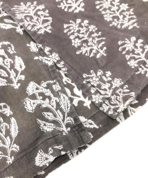 NICENESS（ナイスネス）NICENESS (ナイスネス) LEE FLOWER WOOD PRINT SH グレー×ホワイト サイズ:Mの古着・服飾アイテム