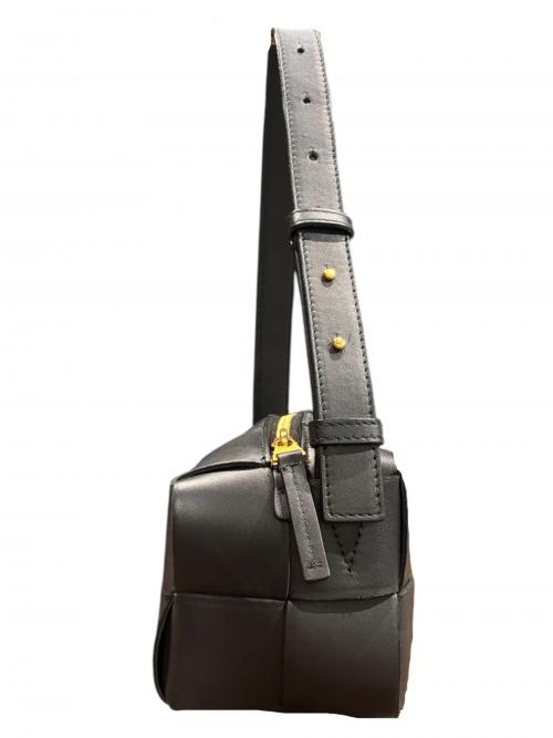 BOTTEGA VENETA（ボッテガベネタ）BOTTEGA VENETA (ボッテガベネタ) ブリックカセットスモール マキシイントレチャート 729166 ブラックの古着・服飾アイテム