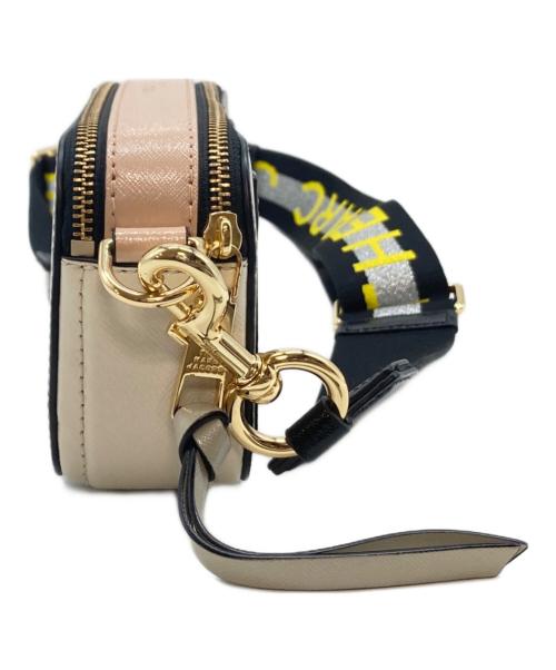 Marc by Marc Jacobs（マークバイマークジェイコブス）Marc by Marc Jacobs (マークバイマークジェイコブス) スナップショット ショルダーバッグ ライトグレー サイズ:実寸参照の古着・服飾アイテム