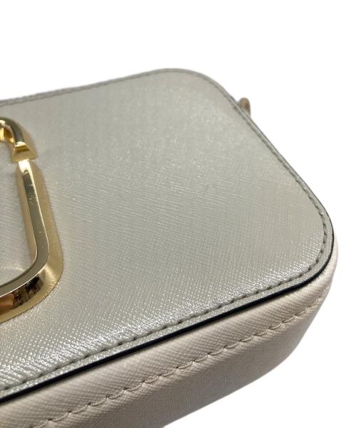 Marc by Marc Jacobs（マークバイマークジェイコブス）Marc by Marc Jacobs (マークバイマークジェイコブス) スナップショット ショルダーバッグ ライトグレー サイズ:実寸参照の古着・服飾アイテム